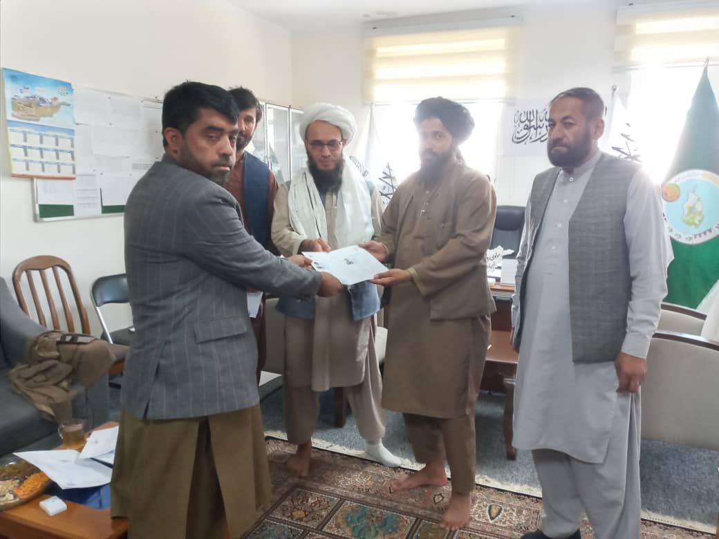 روند تمدید و توزیع جواز فعالیت ادویه فروشی‌های نباتی و صحت حیوانی در ولایت کاپیسا آغاز گردید