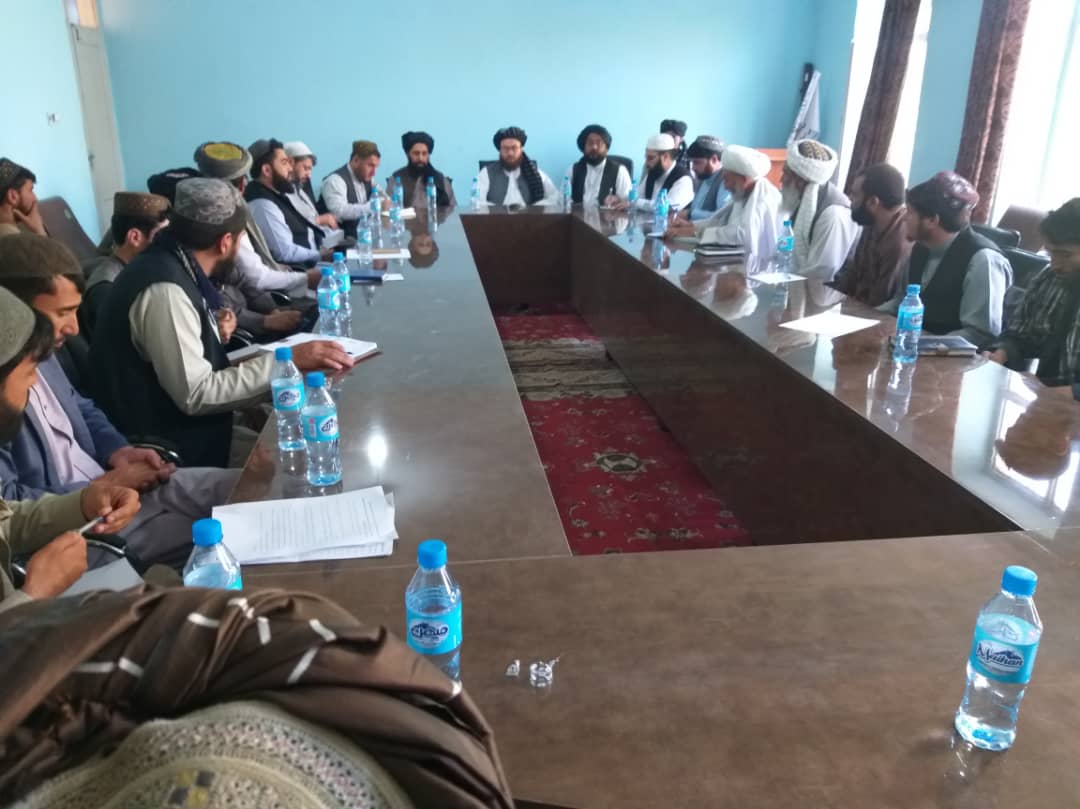 دکرنې سرپرست وزیر د بادغیس دکرنې کارکوونکو سره وکتل