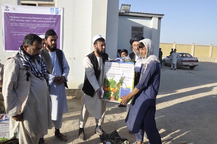 به شماری از دهقانان در جوزجان تخم بذری، وسایل مرغداری و کود کیمیاوی توزیع شد 