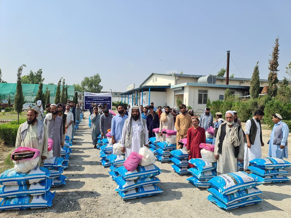 ننګرهار کې د کبانو په ۶۵ فارم لرونکو د کبانو خوراکه اواړین توکي ووېشل شول