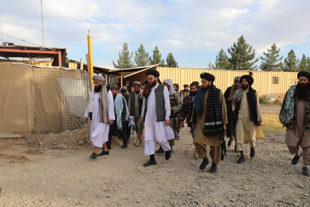 دکرنې وزارت سرپرست د شمال له یوشمېر نظامي چاراکو سره وکتل