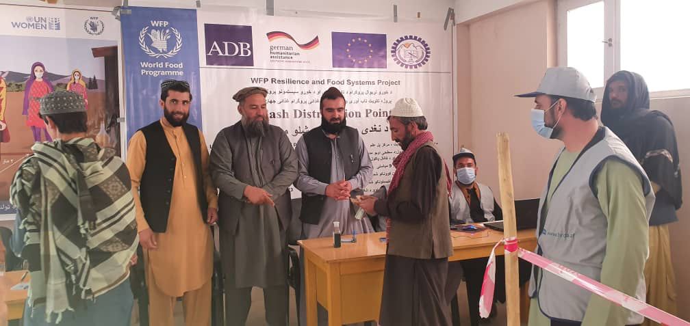 لوګر کې په دوه زره اړمنو کورنیو نغدې پیسې وویشل شوې