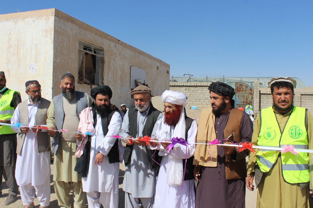 زابل کې په اوه زره کروندګرو د غنمو اصلاح شويو تخمونو او کیمیاوي سرو د وېش لړۍ پیل شو