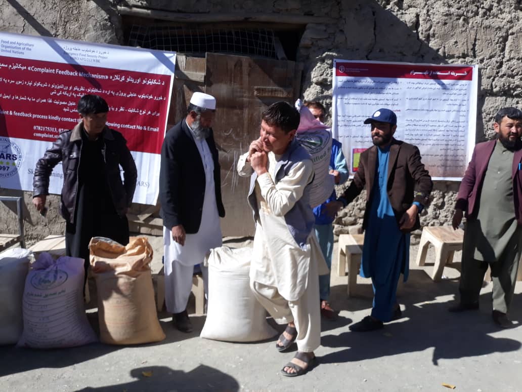 د میدان وردګو ولایت جلریز کې یوشمېر بزګرانو سره د اصلاح شویو تخمونو او کیمیاوي سرو مرستې کېږي