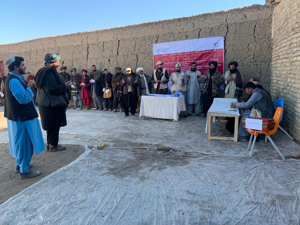 ‎برای یک‌هزار تَن در ولایت بادغیس پول نقد توزیع شد