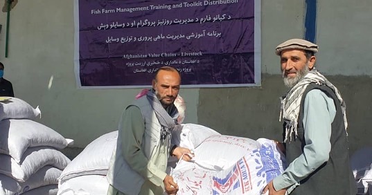 توزیع مواد خوراکه ماهی برای شماری از فارمداران در ولسوالی ده سبز کابل 