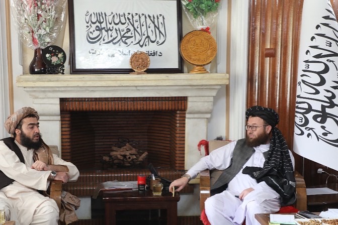 دکرنې وزارت سرپرست د ریاست‌الوزراء د مطبوعاتو له رییس سره وکتل