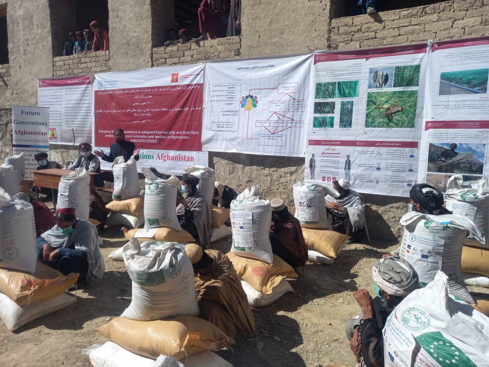 د میدان وردګو ولایت جغتو کې یوشمېر بزګرانو سره د اصلاح شویو تخمونو او کیمیاوي سرو مرستې کېږي