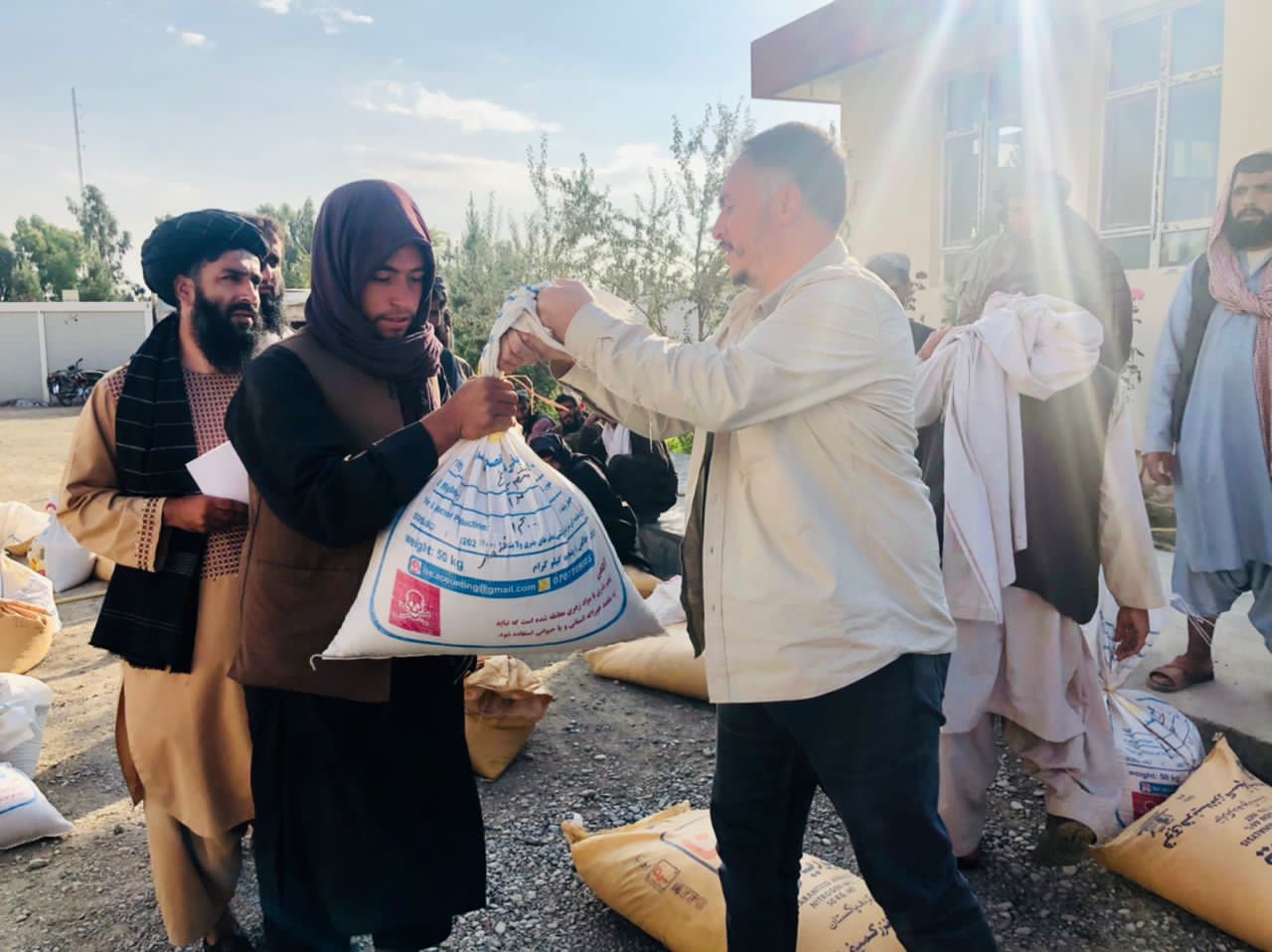 د کندهار دکرنې رییس د (IHH) مؤسسې له چارواکو سره کتل