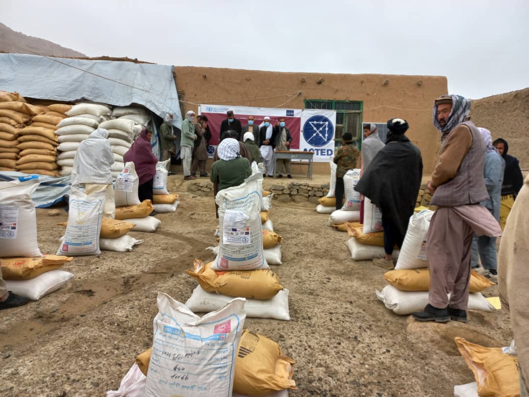 بغلان کې پر ۷۵۰۰ مستحقو بزګرانو د غنمو د اصلاح شویو تخمونو او کیمیاوي سرو وېش لړۍ پیل شو