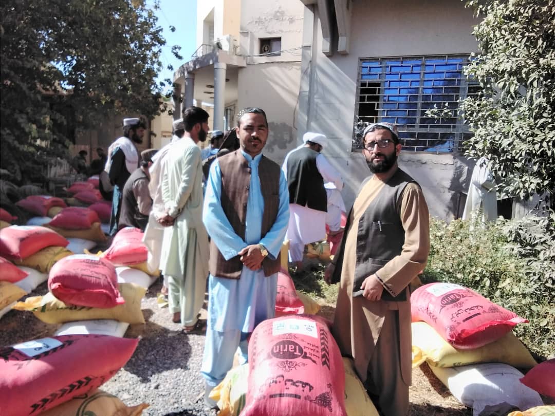 هلمند کې پر یوشمېر بزګرانو او بڼوالو اصلاح شوي تخمونه او د بڼوالۍ توکي ووېشل شول