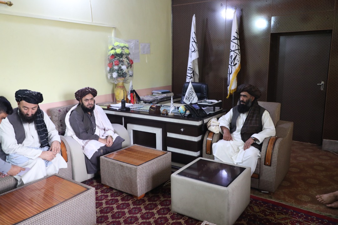 دکرنې وزارت د اوبولګولو او طبیعي سرچینو مرستیال د ننګرهار دکرنې کارکوونکو سره وکتل