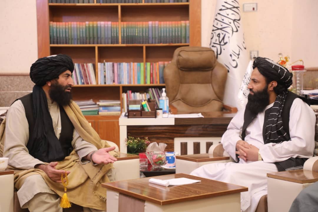 د کرنې وزارت مالي او اداري مرستیال د کندهار مرستیال والي سره وکتل