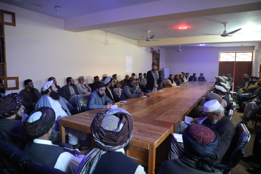 دکرنې وزارت د اوبولګولو او طبیعي سرچینو مرستیال دکونړ دکرنې کارکوونکو سره وکتل