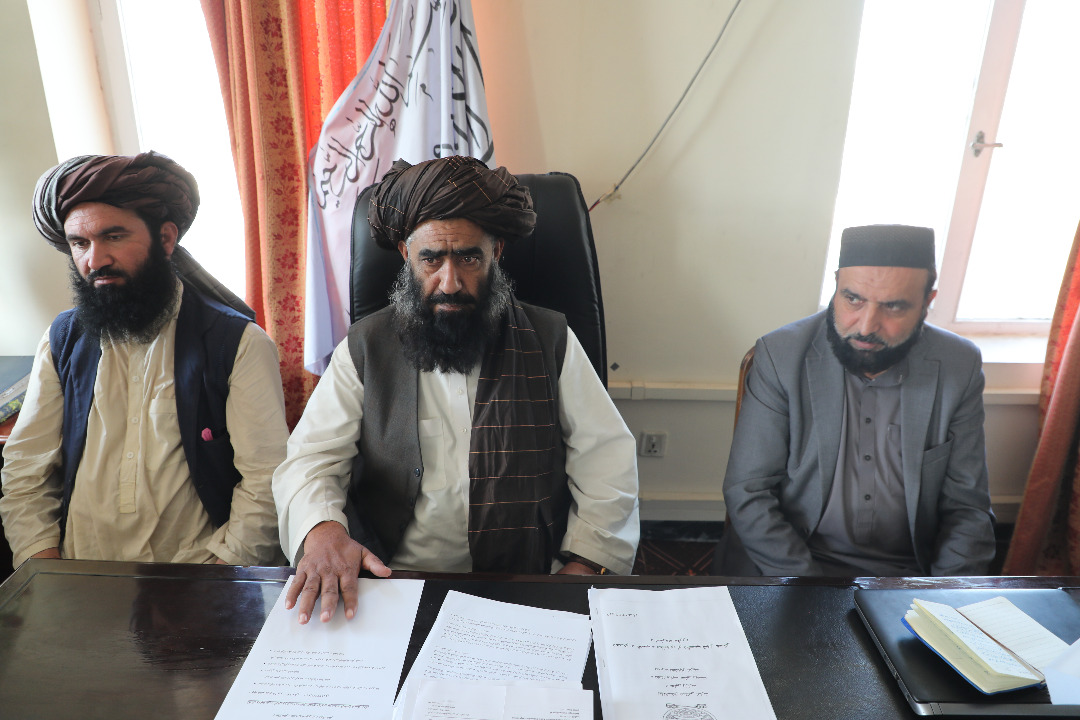 دکرنې وزارت د اوبولګولو او طبیعي سرچینو مرستیال دلغمان دکرنې کارکوونکو سره وکتل