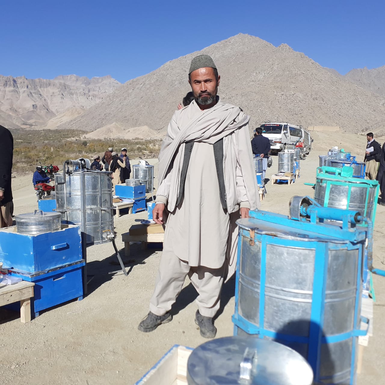 توزیع بز و وسایل زنبور داری برای خانم‌ها در دایکندی 