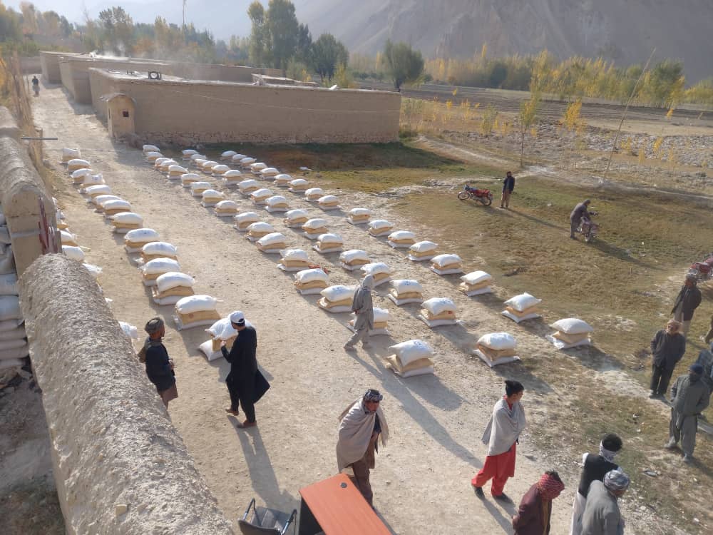 سه‌هزار بوری کود کیمیاوی و تخم بذری گندم در ولسوالی یکاولنگ ولایت بامیان توزیع شد