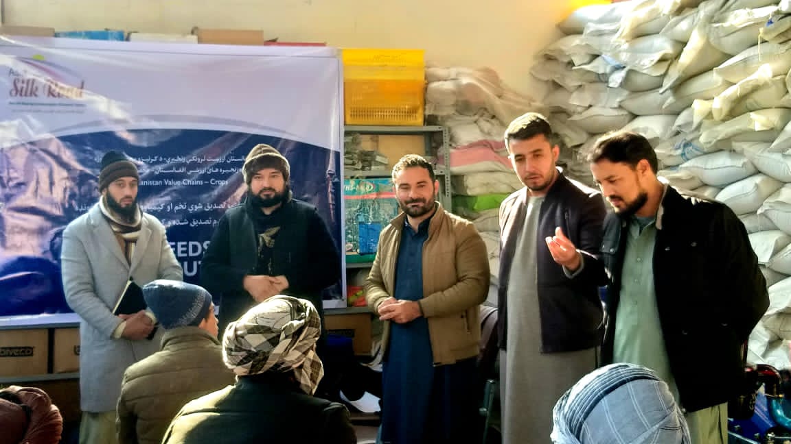 برای شماری از دهقانان در بلخ گندم بذری و کود کیمیاوی توزیع شد 