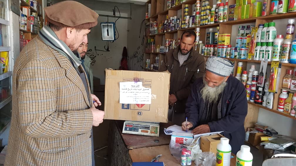 از جریان فعالیت ادویه فروشی‌های حیوانی بازار ده بابا علی ولایت کاپیسا نظارت شد