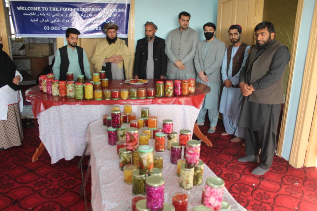 لغمان کې په ۱۳۰ مېرمنو د سبو او مېوو د پروسس کېټونه ووېشل شول