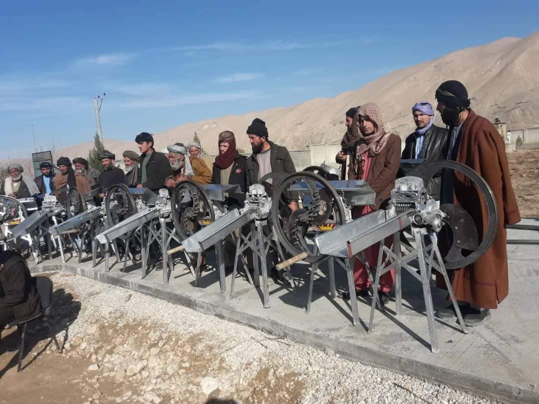 توزیع ماشین‌های میده کننده جواری در ولسوالی فیروزنخچیر ولایت سمنگان