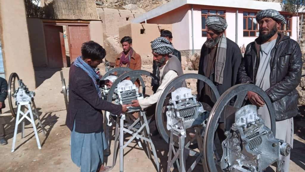 برای 36 مالدار در ولسوالی خرم‌‌سارباغ ولایت سمنگان ماشین‌های قطع کننده علوفه‌جات توزیع شد