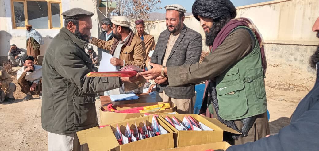 د لوګر محمدآغې کې پر یوشمېر بڼوالو د بڼوالۍ توکي ووېشل شول