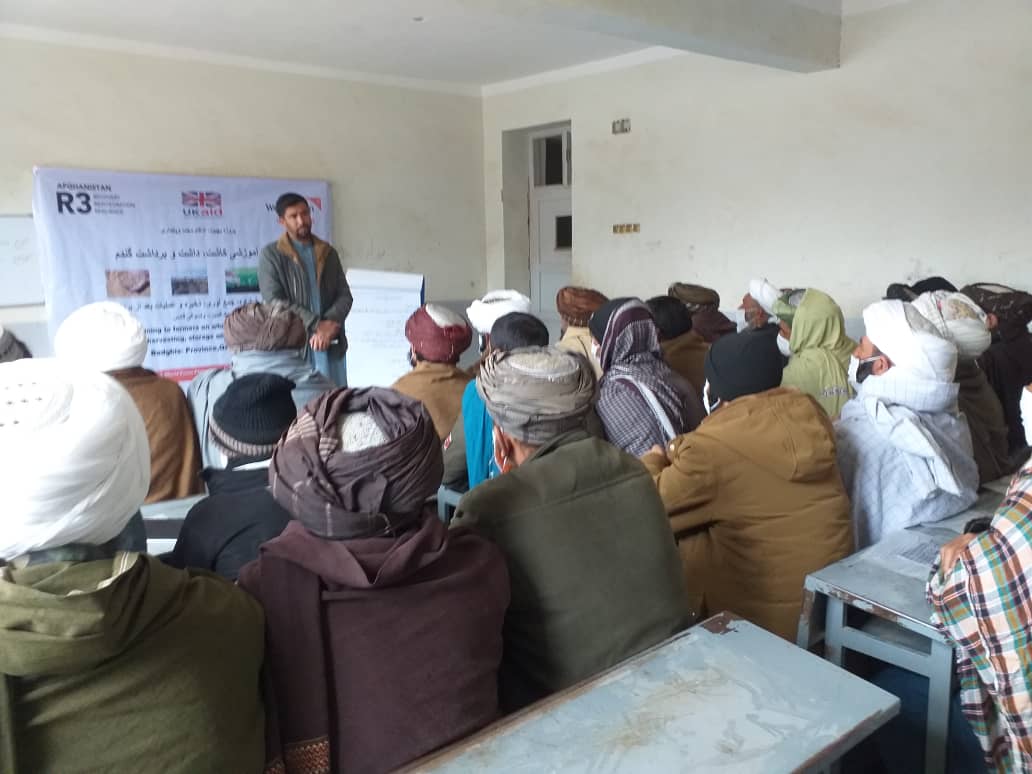 به 181 دهقان در ولسوالی قادس ولایت سمنگان برنامه آموزشی دایر گردید