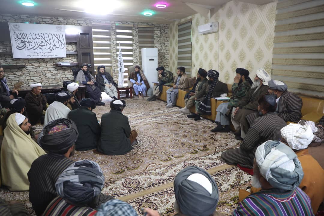 دکرنې وزیر د فاریاب ولایت د دولت آباد ولسوالی له یوشمېر اوسیدونکو سره وکتل