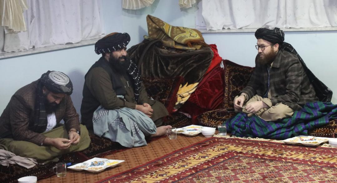 سمنګان ته دکرنې وزیر سفر او ددې ولایت والي سره لیدنه