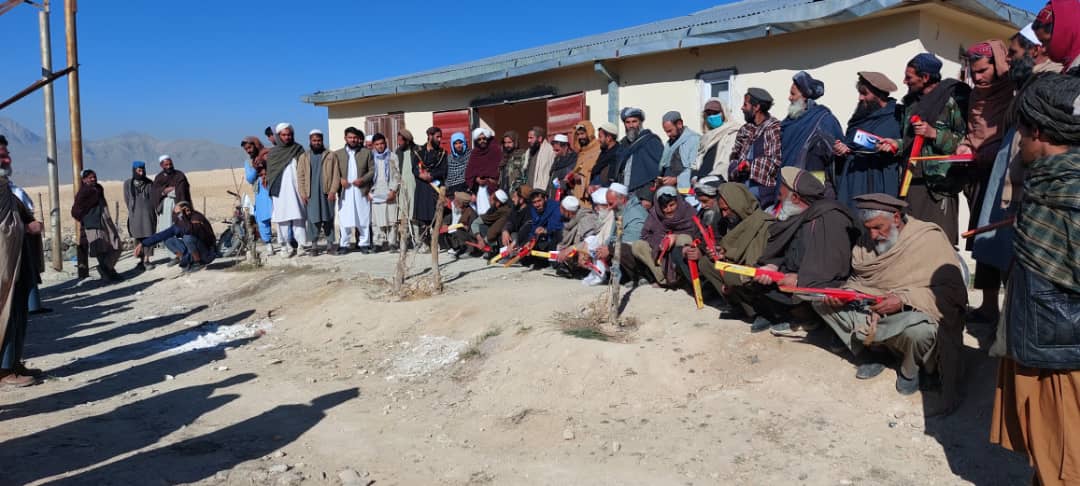 به ۱۴۰ تن باغدار در ولسوالی چرخ لوگر بستههای باغداری توزیع گردید