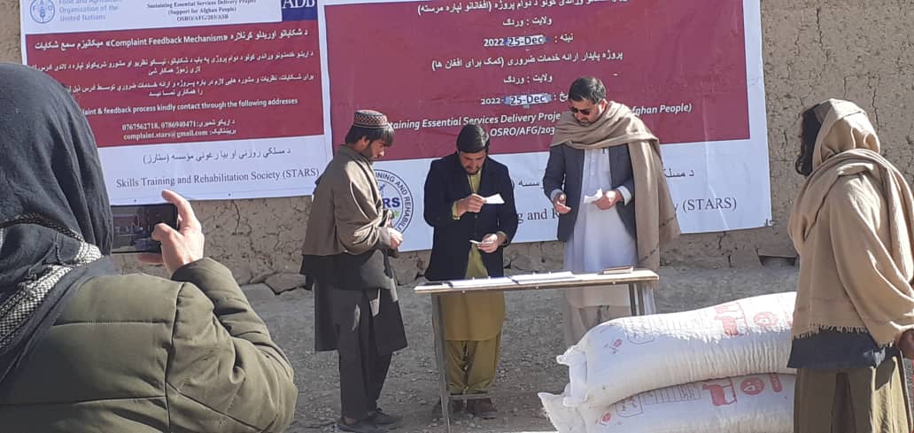 د میدان وردګو سیدآباد کې یوشمېر مالدارانو سره د څارویو دخوراکي توکو مرستې وشوې