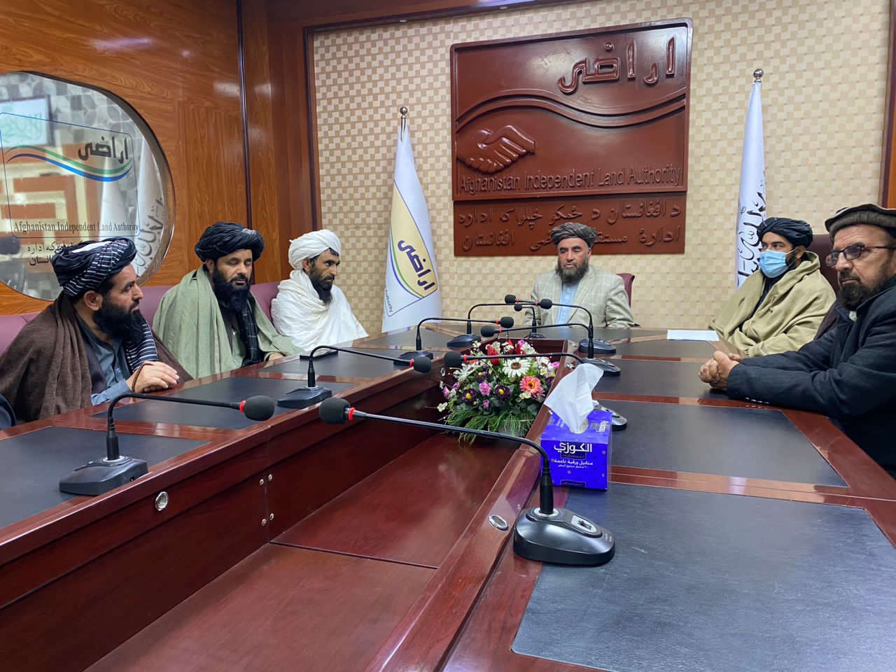 دکرنې وزارت د ځمکې تصفیې او ثبت رییس ددې ادارې کارکوونکو ته ور وپېژندل شو