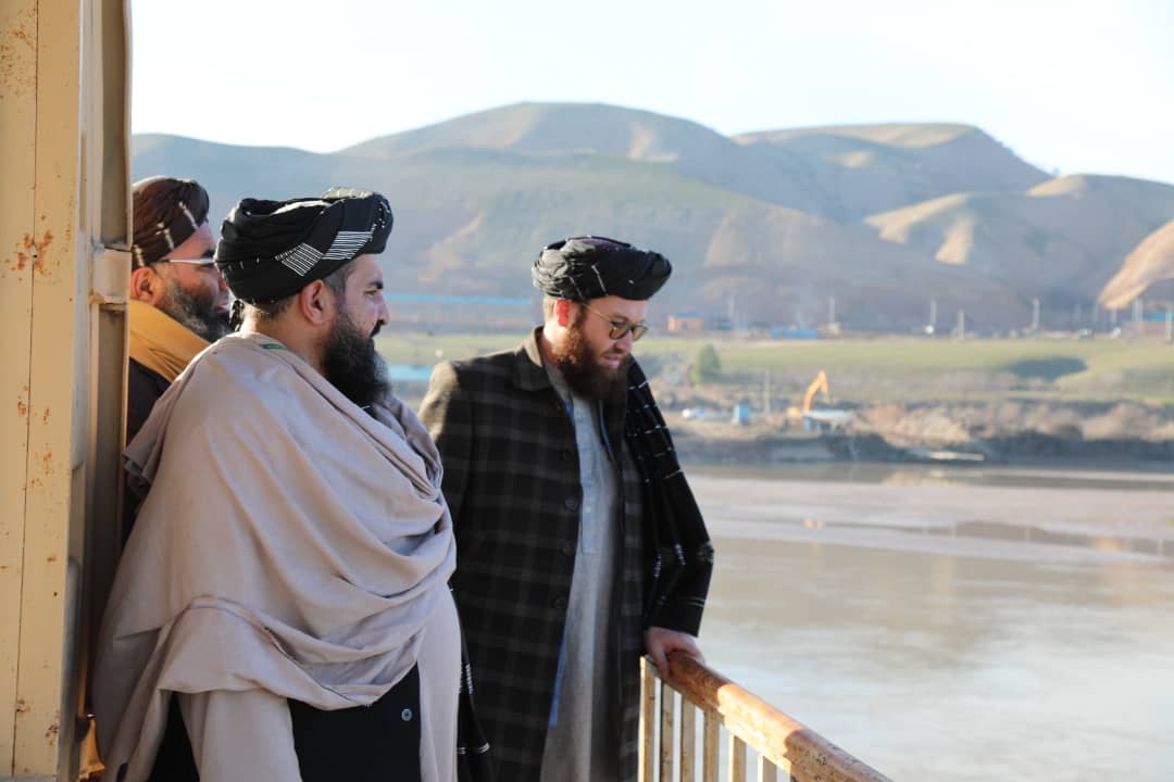 تخار ولایت کې د آمو سیند په غاړه له تخریب شویو سیمو څخه دکرنې وزیر لیدنه