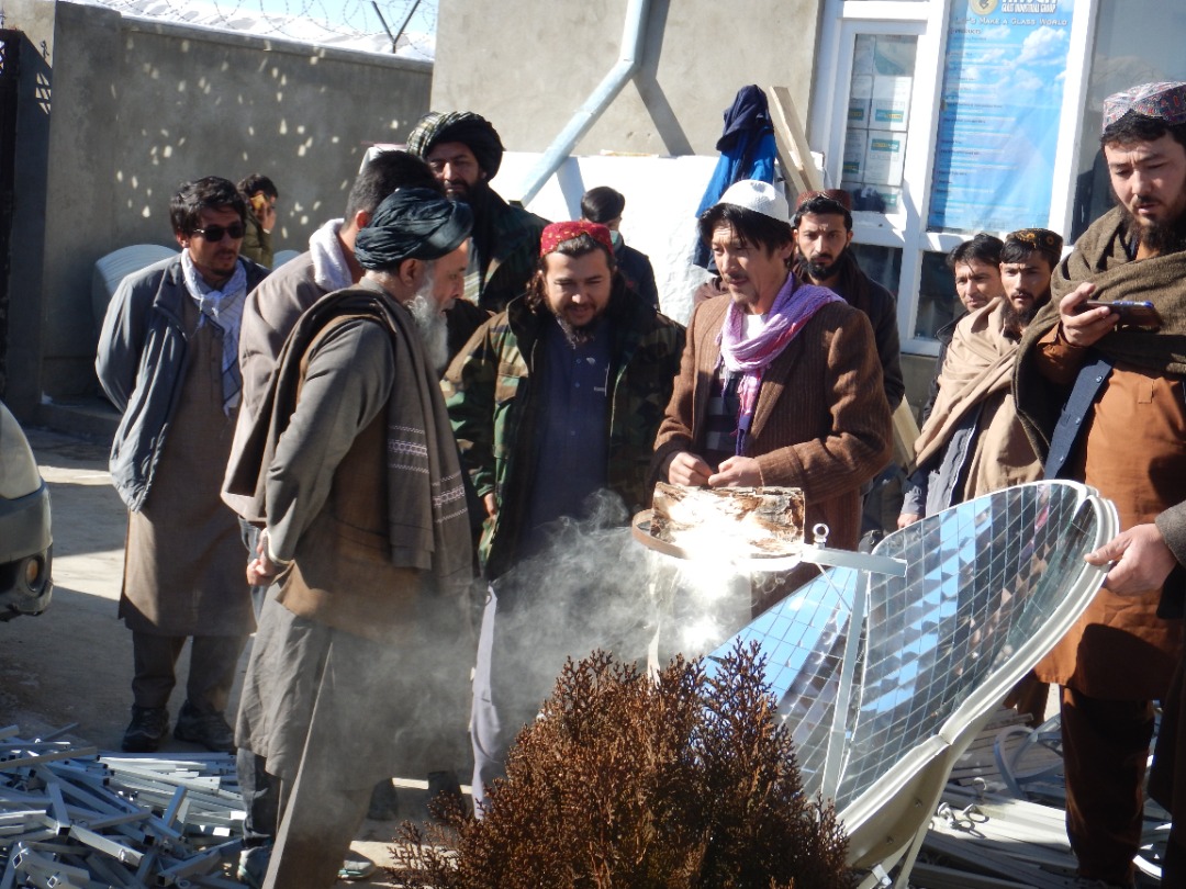 توزیع اجاقهای آفتابی به منظور حفاظت از منابع طبیعی در بامیان
