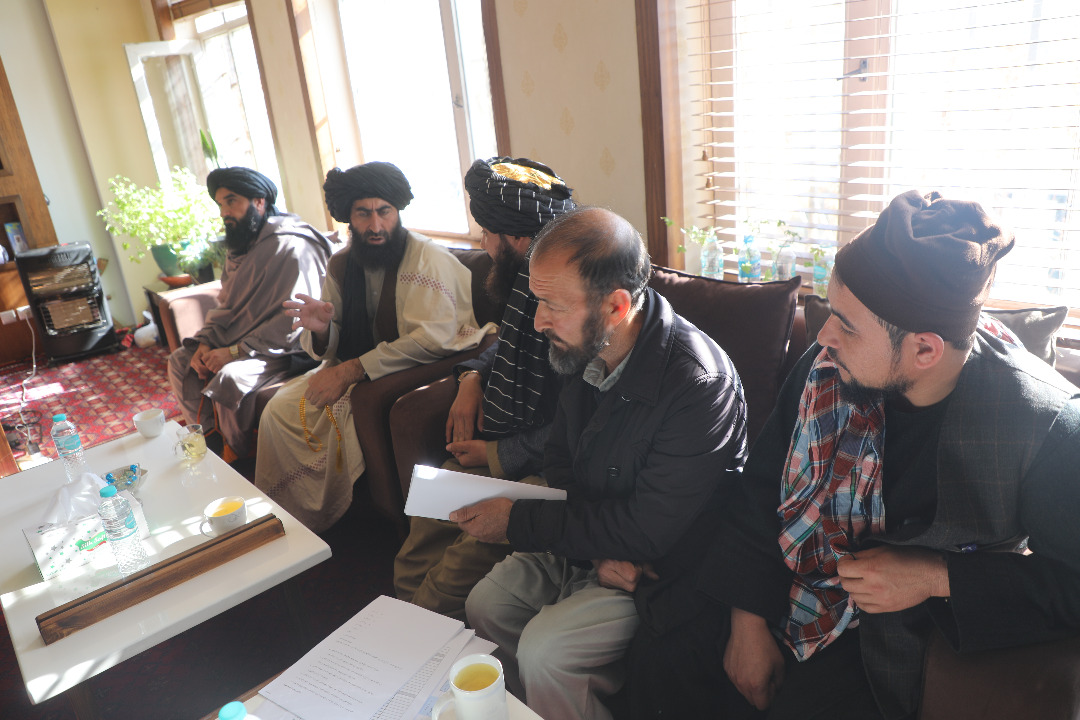 د اداري ریاست چارواکو مالي او اداري مرستیال ته دخپلو کړنو راپور وړاندې کړل