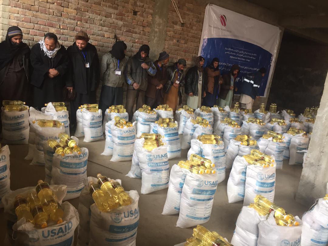 توزیع بسته های مواد غذایی برای ۳۵۰ کارگر در ولسوالی استالف ولایت کابل