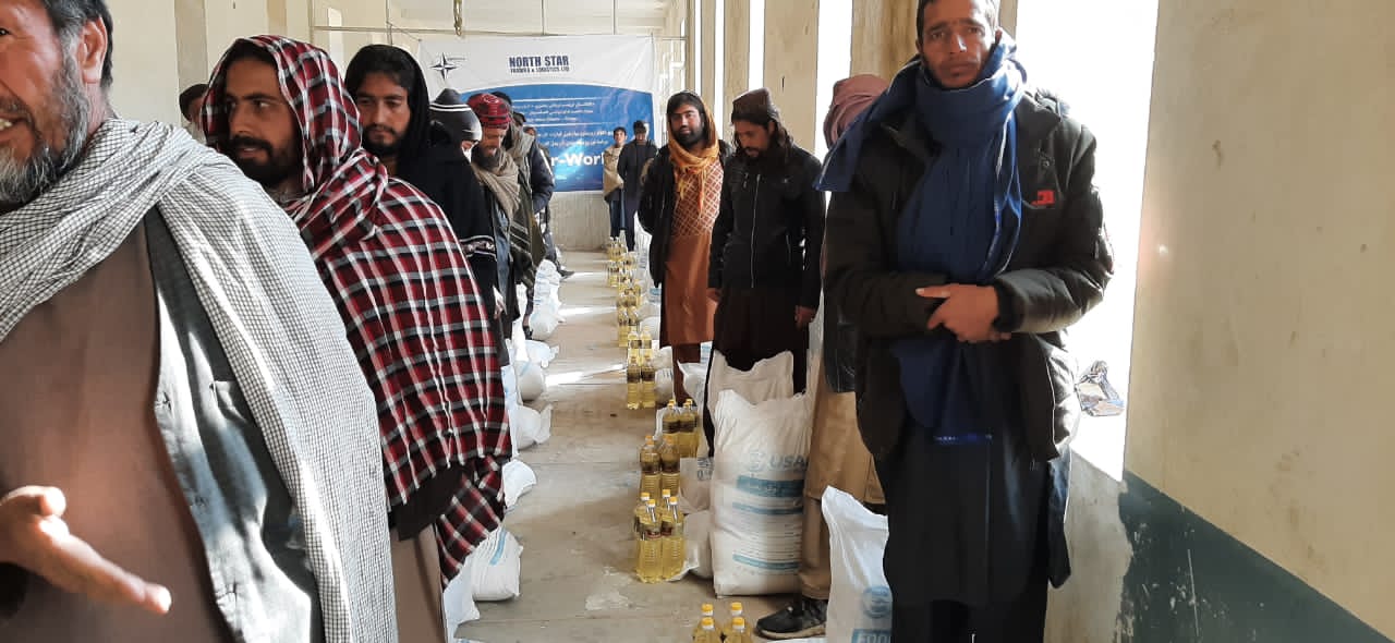 میدان وردګو ولایت کې یوشمېر بېوزله بزګرانو سره مرستې وشوې