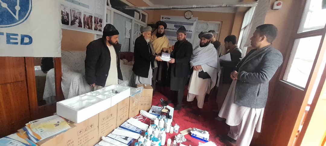 توزیع وسایل لابراتوار در ولایت فاریاب
