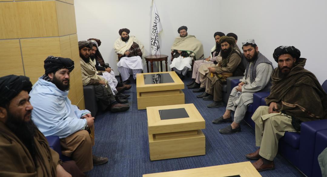 دکرنې وزیر د بلخ والي سره وکتل