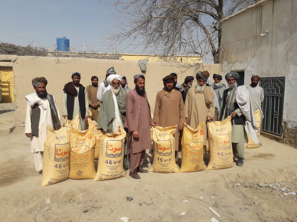 هلمند کې پر یوشمېر بزګرانو د سبو اصلاح شوي تخمونه او کیمیاوي سرې ووېشل شول