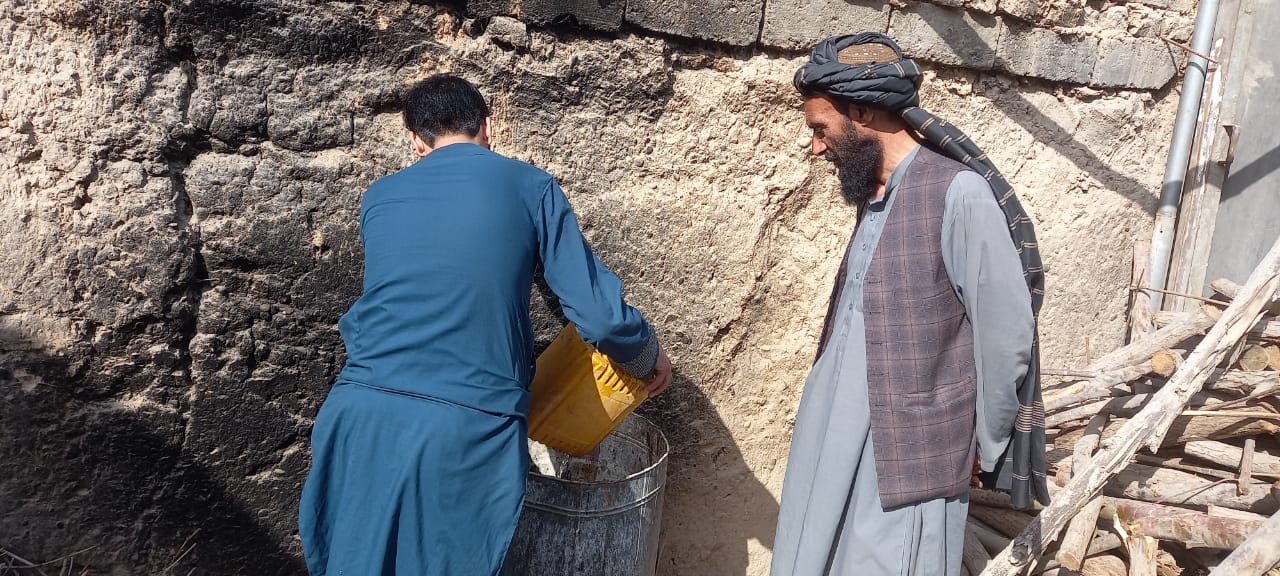 هلمند کې د نباتي ناروغیو مخنیوی په موخه بزګرو ته د ترکیبي درمل جوړولو عملي او نظري زده کړې ورکول کېږي