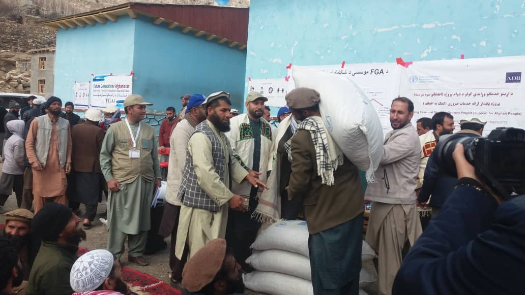 نورستان کې پر یوشمېر مالدارانو د څارویو د خوراکي توکو د وېش لړۍ پیل شوی