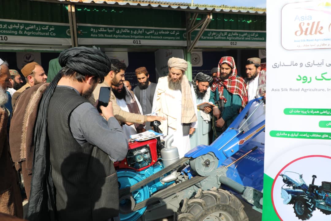 د کابل په بادام باغ کې د کرنيزو محصولاتو اته ويشتم نندارتون څخه دکرنې وزارت د کرنې او مالدارۍ مرستيال ليدنه.