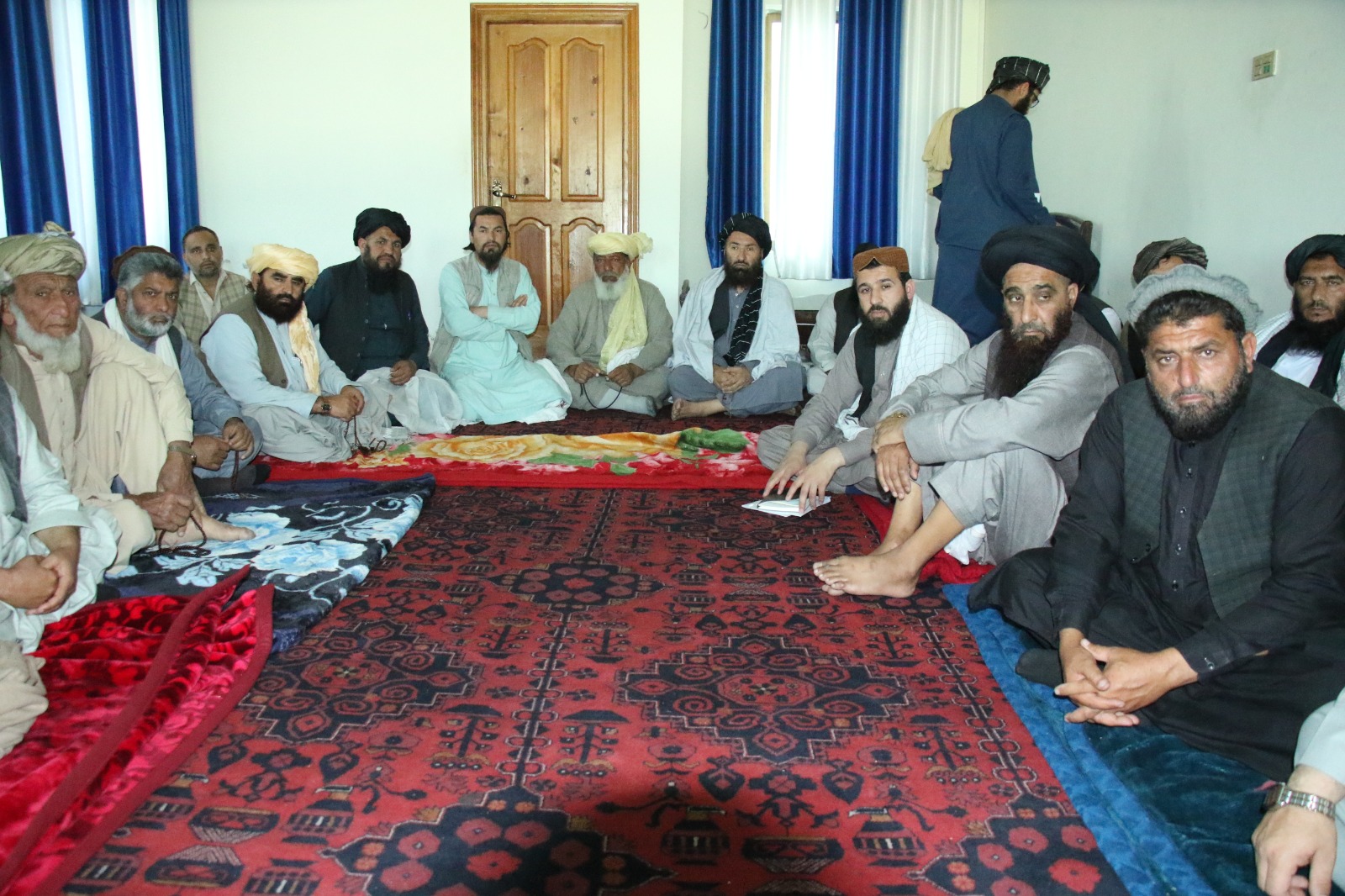 د ځمکې غصب مخنیوی  کمېسیون رییس او غړي ننګرهار کې د دولتزیو قومي مخورو سره وکتل