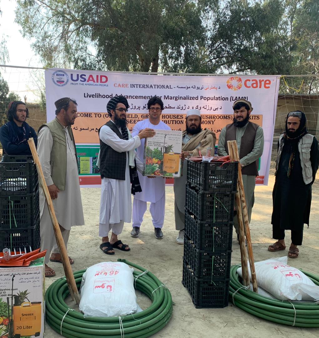 خوست کې له يوشمېر بزګرانو سره مرستې وشوې