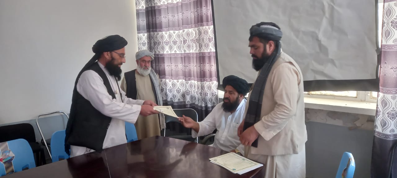 هلمند کې د کرنیزو درمل پلورونکو او کاروباریانو مرکزونو معیاري کولو په موخه د جوازونو وېش لړی پیل شوه