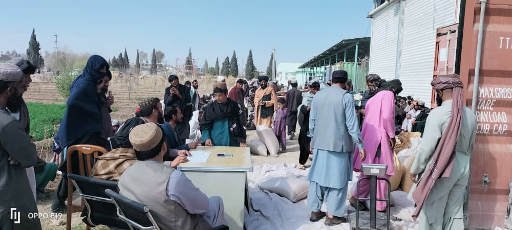 هلمند کې ١٥٠ تنو کاریګرو ته د کار په بدل کې خوراکي غنم ووېشل شول 