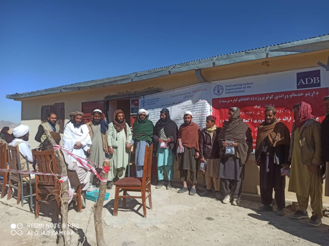 لوګر کې یوشمېر بزګرانو سره د اصلاح شویو تخمونو مرسته وشوه