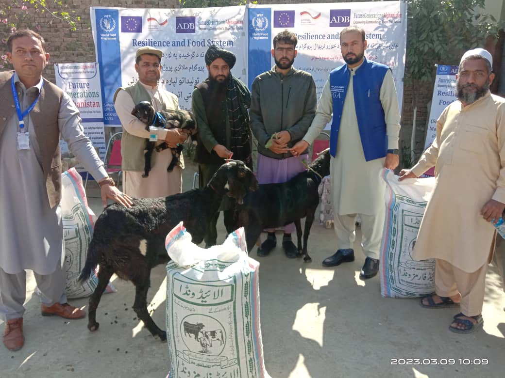 ننګرهار کې په  ۱۰۰ بېوزله او کونډو مېرمنو وزې ووېشل شول